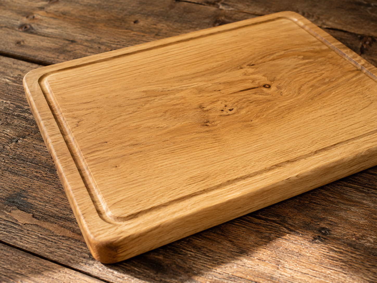 Close-up of an oak chopping board showing golden grain